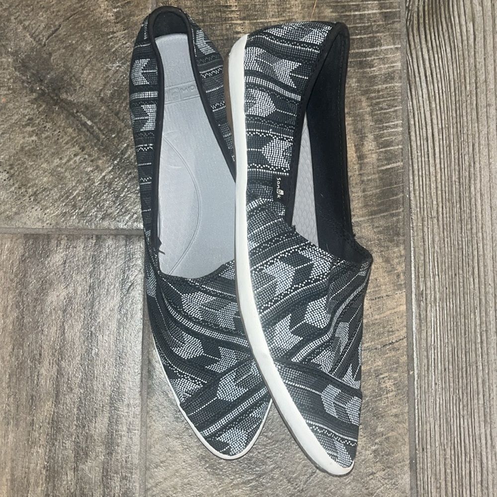 NWOT Sanuk black & grey pointy toe sneakers